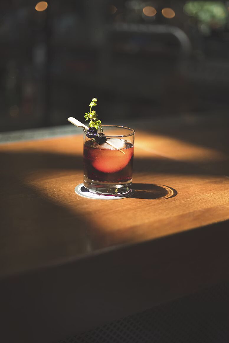 Cocktail in warm avondlicht op de toog